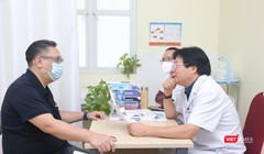 GS.TS. Trần Bình Giang - Giám đốc Bệnh viện Việt Đức, một chuyên gia về phẫu thuật điều trị béo phì - tư ván cho bệnh nhân