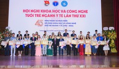 TS. Phạm Văn Tác - Cục trưởng Cục KHCN và Đào tạo, Bộ Y tế; GS.TS. Tạ Thành Văn - Chủ tịch Hội đồng Trường Đại học Y Hà Nội; ông Nguyễn Xuân Hiếu, Ủy viên BCH Trung ương Đoàn, Phó trưởng ban Đoàn kết tập hợp thanh niên Trung ương Đoàn, trao thưởng và tặng hoa cho các tác giả đoạt giải Xuất sắc 