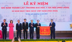 Thủ tướng Chính phủ Phạm Minh Chính trao Cờ Thi đua của Chính phủ cho Trường Đại học Y Hà Nội