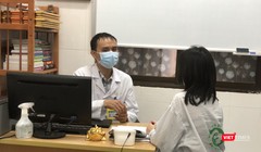 Ths. Vũ Sơn Tùng - Phó Phòng điều trị Rối loạn cảm xúc và Rối loạn ăn uống (Viện Sức khỏe tâm thần, Bệnh viện Bạch Mai) - khám và tư vấn cho bệnh nhân