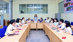 PGS.TS. Thầy thuốc Ưu tú Kim Bảo Giang (người đứng) với các học trò của mình trong một giờ giảng