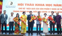 Đại biểu tham dự hội thảo tặng hoa chúc mừng các nhà nghiên cứu ứng dụng thuốc y học cổ truyền vào thực tế