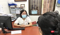 TS. Lê Thị Thu Hà – Trưởng phòng Sử dụng chất và Y học hành vi Viện Sức khỏe Tâm thần - tư vấn cho một nữ bệnh nhân 