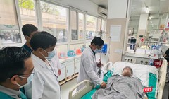 Cục trưởng Cục Quản lý Khám, chữa bệnh Lương Ngọc Khuê trực tiếp tham gia hội chẩn và kiểm tra công tác cứu chữa các nạn nhân vụ cháy, ở BV Bạch Mai, sáng nay, 13/9.