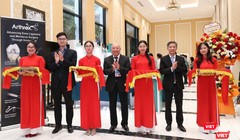 Các đại biểu cắt băng khai mạc triền lãm và hội nghị CTCH toàn quốc 