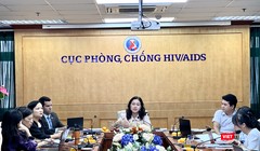 PGS.TS. Phan Thị Thu Hương - Cục trưởng Cục Phòng, chống HIV/AIDS - chủ trì cuộc họp báo với sự tham gia của nhiều chuyên gia CDC Hoa Kỳ và các tổ chức quốc tế.