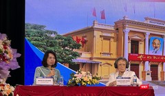 Thứ trưởng Bộ Y tế Nguyễn Thị Liên Hương (trái) và GS. Francoise Barré Sinoussi - người được giải Nobel Y học vì phát hiện ra virus HIV - đồng chủ trì hội thảo khoa học quốc tế “Hướng tới kết thúc dịch bệnh tại Việt Nam” 