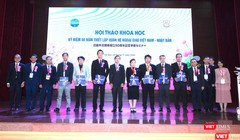 Thứ trưởng Trần Văn Thuấn và lãnh đạo Trường Đại học Y Hà Nội tri ân các nhà khoa học Nhật Bản đã có nhiều đóng góp cho công tác nghiên cứu của trường