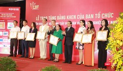 Ông Hồ Anh Tuấn - Chủ tịch Hiệp hội Phát triển văn hóa doanh nghiệp Việt Nam, Trưởng Ban Tổ chức 248 và ông Lê Doãn Hợp - Chủ tịch Hội đồng Quốc gia xét chọn doanh nghiệp đạt chuẩn Văn hoá kinh doanh Việt Nam - trao Bằng khen cho các doanh nghiệp xuất sắc