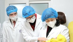 Bộ trưởng Bộ Y tế chào đón em bé ra đời đầu tiên trong năm mới tại Bệnh viện Phụ sản Trung ương