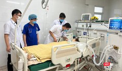 Nữ bác sĩ nghèo bị hôn mê sâu, con 13 tháng tuổi khóc ngặt tìm mẹ
