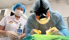 Nữ đại uý hiến tặng đôi giác mạc khi qua đời, giúp 2 người tìm thấy ánh sáng