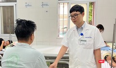 Bác sĩ bắt bệnh người đàn ông hào phóng tặng hết 2 xe tải mì tôm