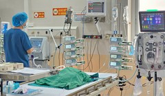 40 giờ lọc máu cứu sống cháu bé bị suy tuần hoàn, suy hô hấp vì tay chân miệng