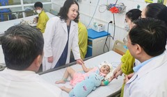 Phó Chủ tịch nước thăm và tặng quà bệnh nhi tại Bệnh viện Phổi Trung ương nhân dịp 1/6