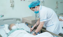 Người có trái tim bên phải bị sỏi mật, phủ tạng đảo ngược dị thường... như nhìn qua gương