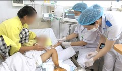 Bé 4 tuổi suy gan thận, hoại tử chân vì gia đình đắp thuốc nam chữa mèo cắn