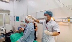 Cụ ông 88 tuổi co giật, hoại tử da đầu vì đắp lá chữa zona