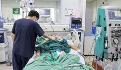 Nhiều người dân vùng lũ nhập viện vì "sát thủ giấu mặt" gây suy gan, suy thận cấp