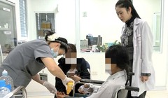 Cho chó Becgie nặng 30kg ăn, nữ chủ bị cắn nát 2 bàn tay phải phẫu thuật khẩn