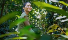 H'Hen Niê xin lỗi sau clip chồng pha cà phê bằng sữa mẹ gây tranh cãi