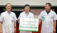 Bệnh viện Việt Đức hỗ trợ 1 tỷ đồng cho 3 bệnh viện bị thiệt hại nặng sau bão lũ