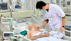 Cảnh báo: Nhiều cụ già nhập viện vì tắm muộn, thời tiết lạnh đột ngột