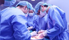 Từ lá gan bệnh nhân chết não hai bệnh nhân được hồi sinh ngoạn mục