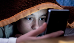 Mạng xã hội đang âm thầm thao túng, điều khiển cảm xúc, hành vi của trẻ