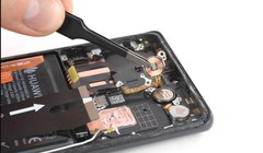Mô-tơ rung bên trong Huawei P30 Pro, một flagship ra mắt năm 2019 với giá khá cao, nhưng chẳng là gì nếu đặt cạnh mô-tơ của iPhone