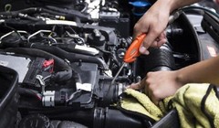 Cần sử dụng máy nén khí và khăn để lau khô các chi tiết trong khoang