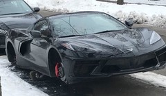 Chiếc xe sang trở nên “vô dụng” sau khi bị trộm lốp