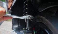 Thay đổi độ nén của lò xo bằng cờ-lê móc.