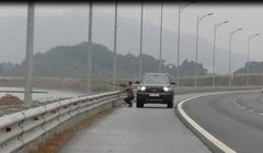 Nam tài xế dừng xe trên cao tốc để bắn chim.