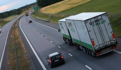 Xe containter cần tới 2 làn đường để vào cua, lúc này nếu xe đi sau vượt lên thì rất dễ gặp nguy hiểm​