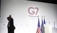 Tổng thống Trump rời cuộc họp báo tại G7 tháng 8/2019 tại Biarritz, Tây Nam Pháp. (Nguồn: AP)