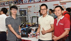 Giảng viên và sinh viên Trường đại học Bách khoa Hà Nội. Ảnh Mai Chi