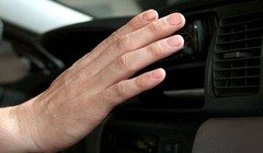 Dấu hiệu nhận biết điều hòa đang làm mát kém là người dùng thấy không mát hoặc mát ít, trong cabin xe còn có mùi khó chịu