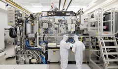 Máy quang khắc được lắp ráp tại Hà Lan. Ảnh: Reuters.
