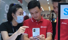 Nhân viên bán hàng đang tư vấn khách mua điện thoại Samsung. (Ảnh: Hải Đăng)