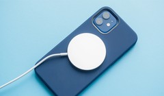 iPhone 12 Pro mất hơn 3 tiếng để đầy pin với củ sạc cũ