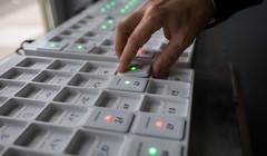 Công nghệ cảm biến giúp giãn cách xã hội ở Mỹ, châu Âu