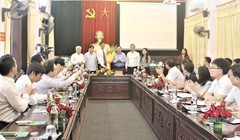  Phó Bí thư Thành ủy Nguyễn Văn Phong cùng lãnh đạo hai đơn vị chúc mừng đồng chí Lê Thanh Nam.