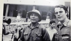 Trung tá Bùi Văn Tùng (bên trái) - chính ủy Lữ đoàn xe tăng 203 cùng nhà báo Borries Gallasch (Đức) tại sân dinh Độc Lập, Sài Gòn trưa 30-4-1975 - Ảnh tư liệu, chụp lại