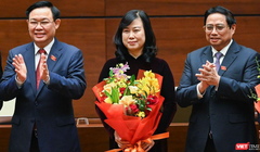 Chủ tịch Quốc hội và Thủ tướng Chính phủ tặng hoa chúc mừng Bộ trưởng Bộ Y tế Đào Hồng Lan.