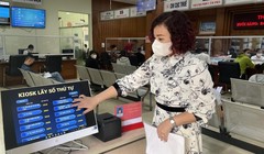 Người dân lấy số thứ tự giải quyết TTHC tại Trung tâm Hành chính công thành phố.