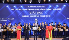 VieON xuất sắc giành Giải Bạc tại hạng mục Sản phẩm số xuất sắc cho xã hội số (Ông Huỳnh Long Thủy – Tổng giám đốc Công ty CP VieON (đứng ngoài cùng bên phải) đại diện nhận giải)