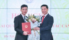 Bộ trưởng Bộ Thông tin và Truyền thông Nguyễn Mạnh Hùng trao quyết định bổ nhiệm chức danh Thư ký Bộ trưởng cho ông Lê Thái Hòa. (Ảnh: Lê Anh Dũng)