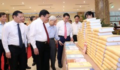 Ủy viên Bộ Chính trị, Giám đốc Học viện Chính trị Quốc gia Hồ Chí Minh, Chủ tịch Hội đồng Lý luận Trung ương Nguyễn Xuân Thắng; Bí thư Trung ương Đảng, Trưởng Ban Tuyên giáo Trung ương Nguyễn Trọng Nghĩa cùng các đại biểu tham quan triển lãm bên lề hội thảo.