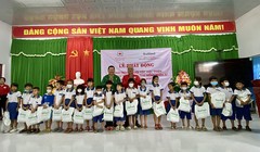 Nutifood trao sữa cho các học sinh tại trường Tiểu học Nguyễn Thị Lang, huyện Bình Đại, tỉnh Bến Tre ngày 26/5